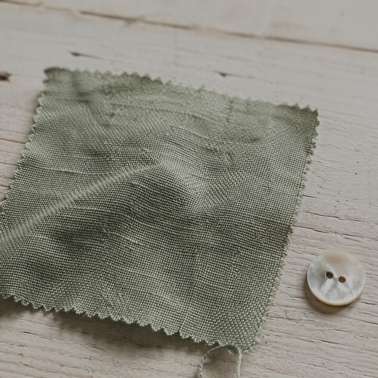 くすんだ緑のリネン